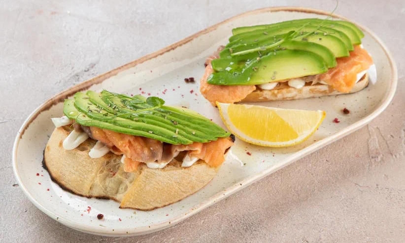 БРУСКЕТТА С ЛОСОСЕМ