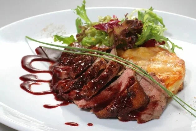 УТИНОЕ ФИЛЕ С КАРТОФЕЛЬНЫМ ГРАТЕНОМ